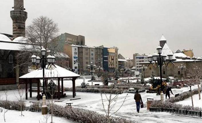Erzurum'da eğitime 1 gün ara!