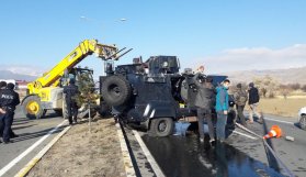 Zırhlı polis aracı devrildi: 2 yaralı