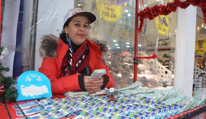 Yıllarca sokaklarda bilet satarak kızını mezun etti