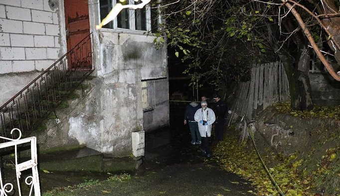 Yalnız yaşayan yaşlı adam evinde bıçaklanarak öldürüldü