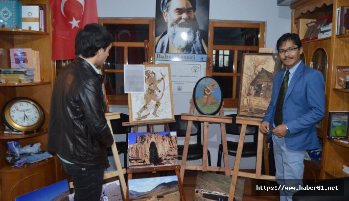 Ağaç kabuklarından sanat eseri yapıyor