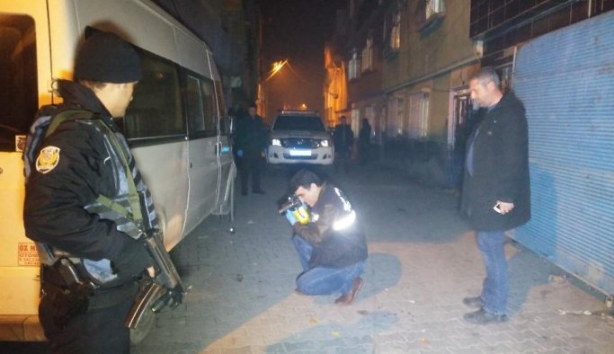 3 kişi evi kurşun yağmuruna tuttu