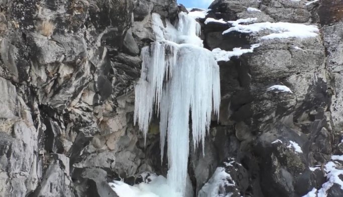 Şelale ve dere soğuktan buz tuttu