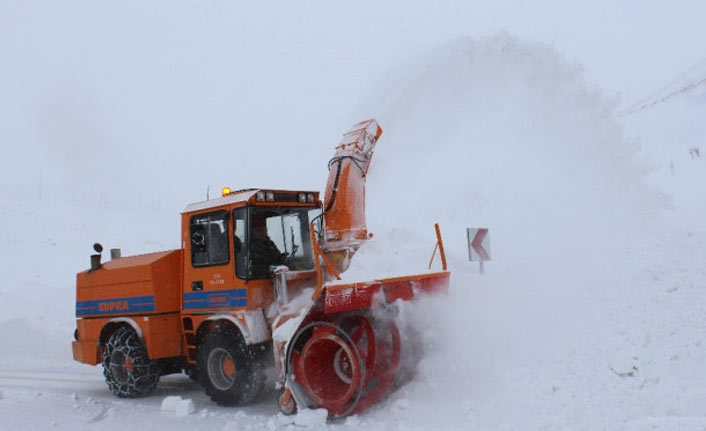 Kar araçları yolda bıraktı, kazalar yaşandı