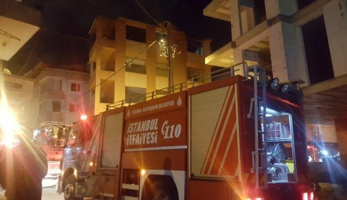 Madde bağımlıları 4 katlı metruk binayı yaktı