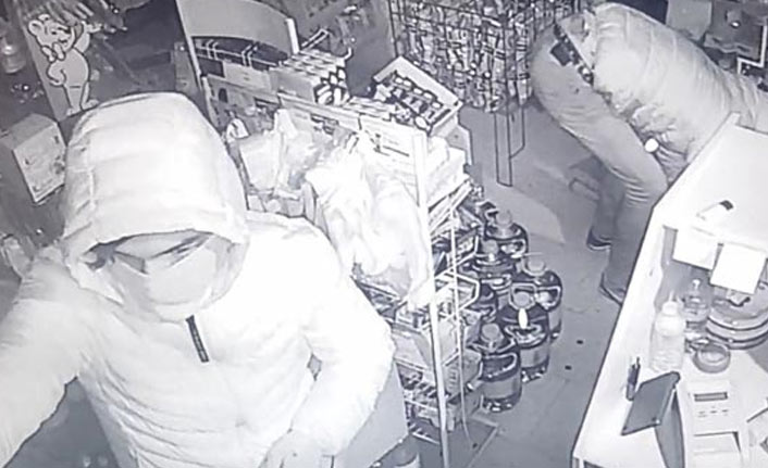 2 saatte marketi talan ettiler!