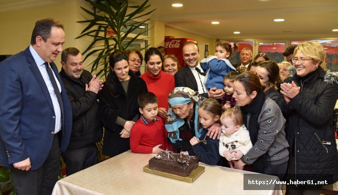 Asırlık 'Nazlı Anne'ye sürpriz doğum günü