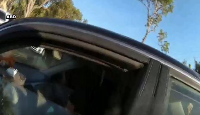 Kapıdan tutan polis memurunu metrelerce sürükledi