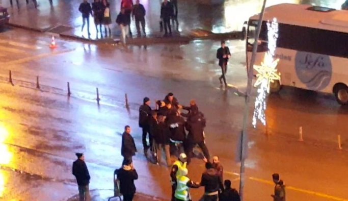 İki grup tekme tokat birbirine girdi