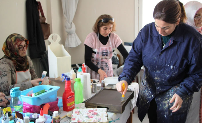 Ahşap boyama kurslarına kadınlardan ilgi büyük