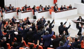 Meclis'te tatil tartışması!