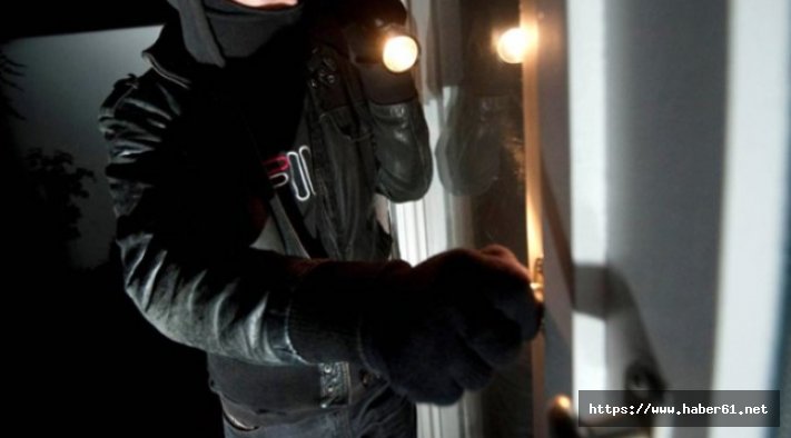 Bu nasıl hırsız? Hem evi soydu hem salona pisledi