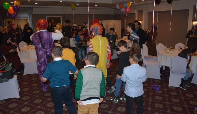 Lösemili çocuklar yılbaşı partisinde eğlendi