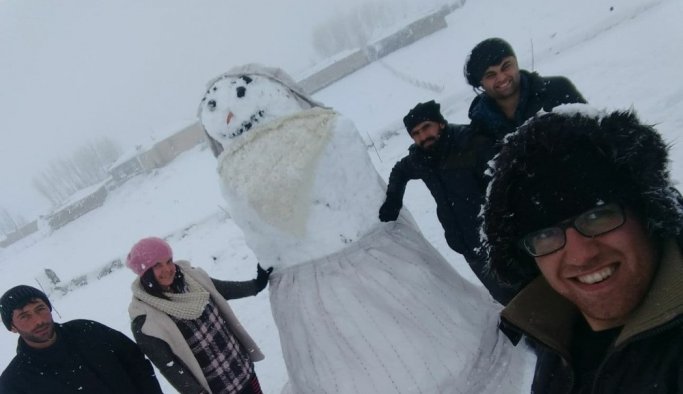 Sınırdaki öğretmenlerden ‘Kardan Kadın’
