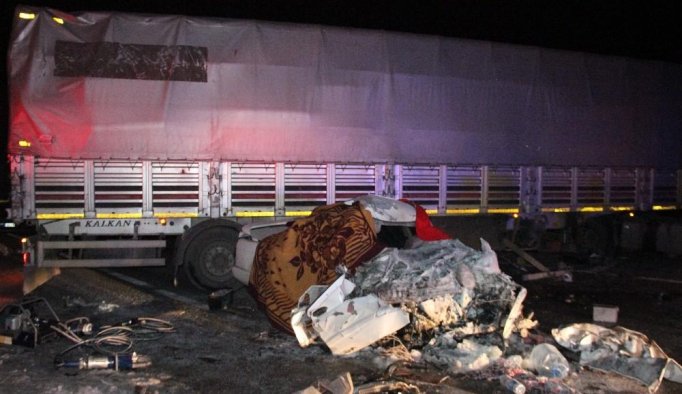 Otomobil tıra çarptı: 1 ölü, 3 yaralı