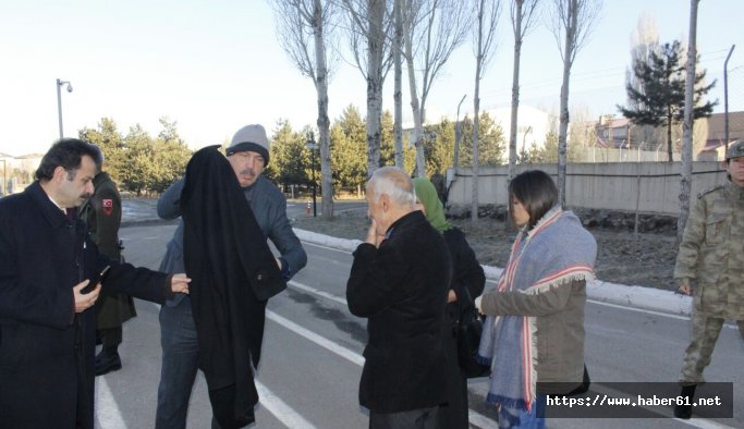 Milletvekili, paltosunu üşüyen asker babasına verdi