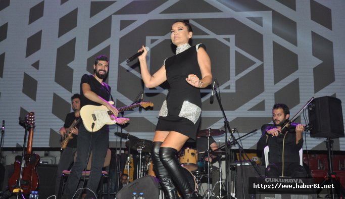 Demet Akalın, 7 bin TL'lik çizmesini hayranına hediye etti