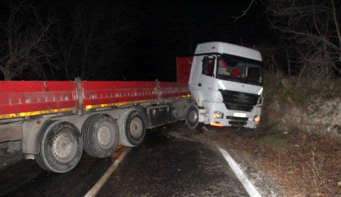 Tır kazası karayolu 5 saat trafiğe kapattı
