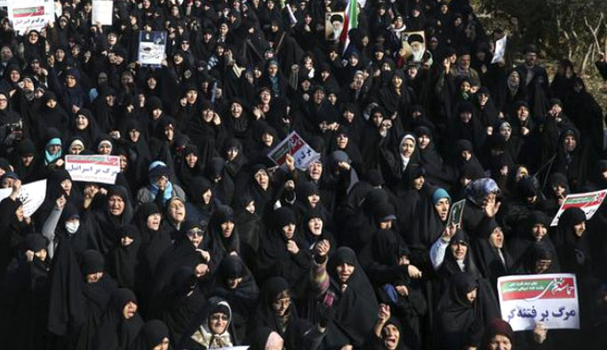 İran'da Göstericiler Valilik Binasını Ele Geçirip Belediyeyi Ateşe Verdi