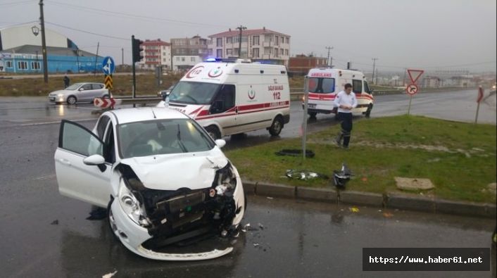 Otomobiller çarpıştı: 6 yaralı