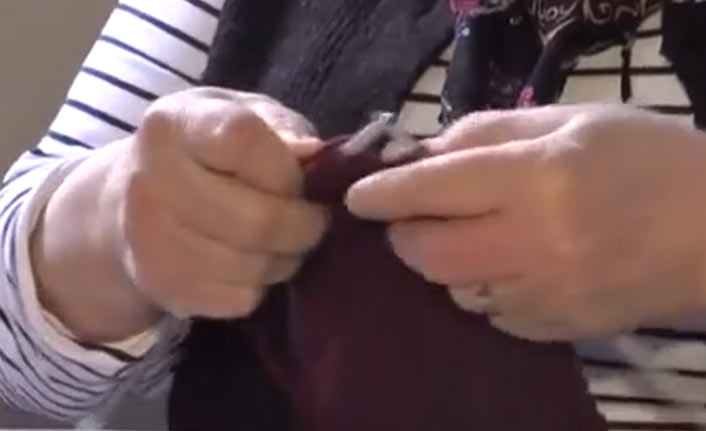 Kimsesiz çocuklar için atkı ördüler