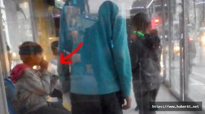 Yürek parçalayan görüntü... Otobüs durağında çocukların bali partisi