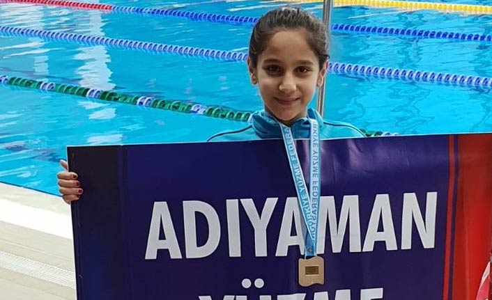 11 yaşında Elif Aysima, yüzmede birinci oldu