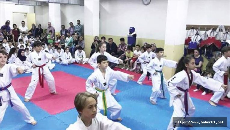 Tekvandocu gençler Trabzon'da yarıştı