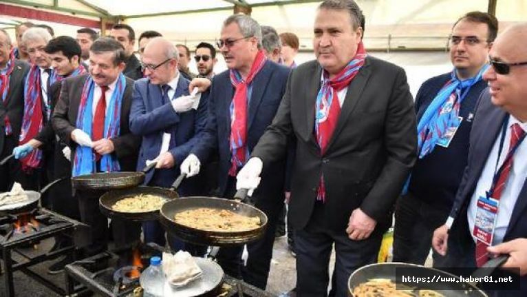 Manisa'da festivalde 5 ton hamsi dağıtıldı