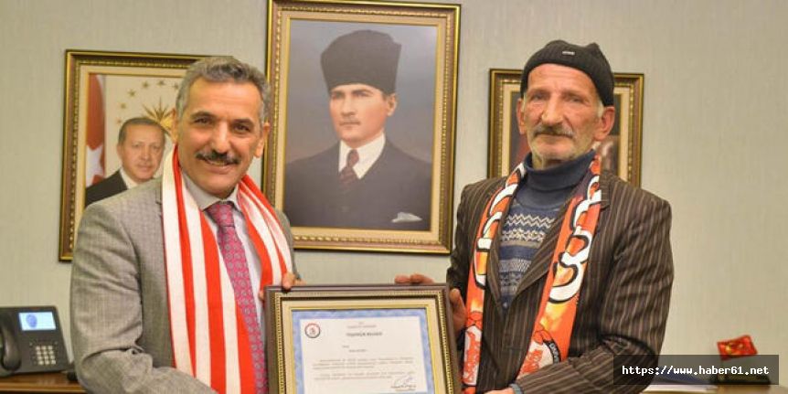 Kağıt toplayıcısından Samsunspor’a ’555’ lira destek