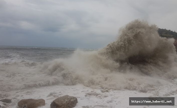 Fırtına nedeniyle mahsur kalan aileyi gazeteci fark etti