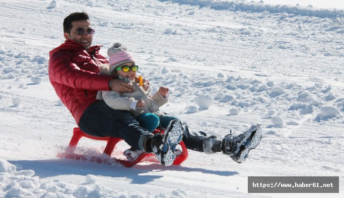 Beklenen kar geçte olsa yağdı, kayak merkezi açıldı