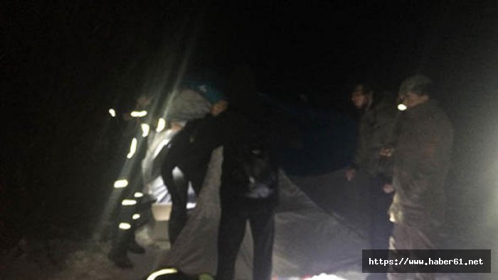 Üniversiteli gençler donmaktan son anda kurtarıldı