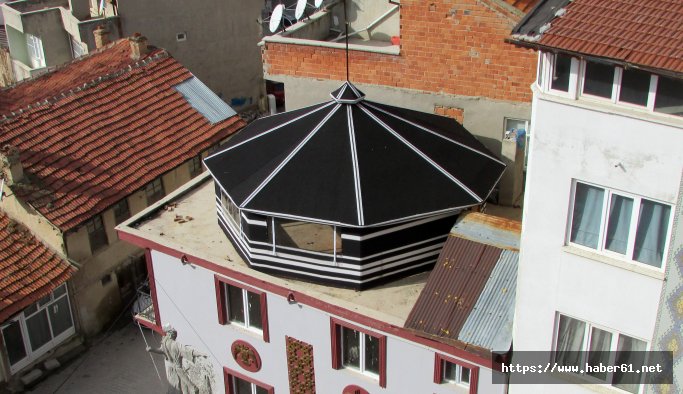 İki katlı binanın çatısına keçi kılından otağ kuruldu