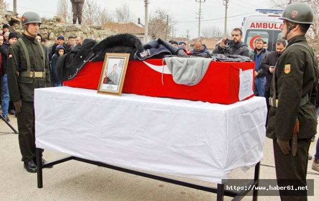 Göz yaşartan anlar: Montunu ıslanmasın diye şehit ağabeyinin tabutuna örttü