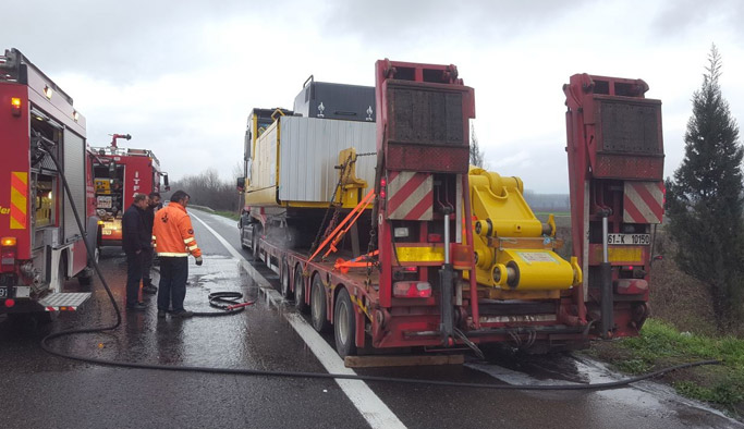 Trabzon plakalı tır yolda alev aldı