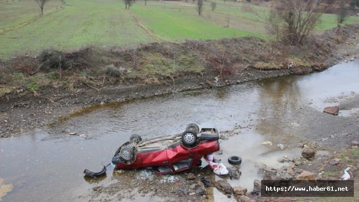 Kastamonu'da araç dereye yuvarlandı