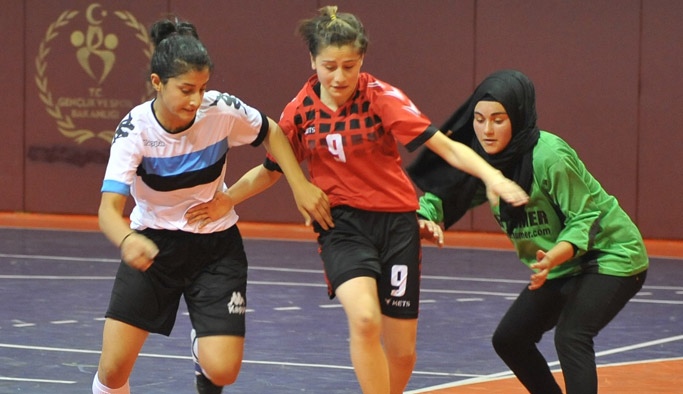 Trabzon'da binlerce öğrenci spora koştu!