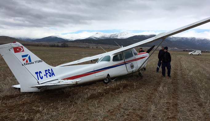 Eğitim uçağı tarlaya zorunlu indi