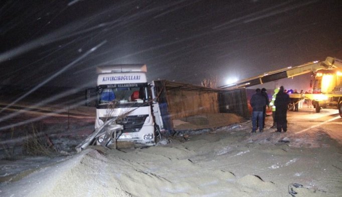 Zincirleme trafik kazası: 1 ölü, 18 yaralı