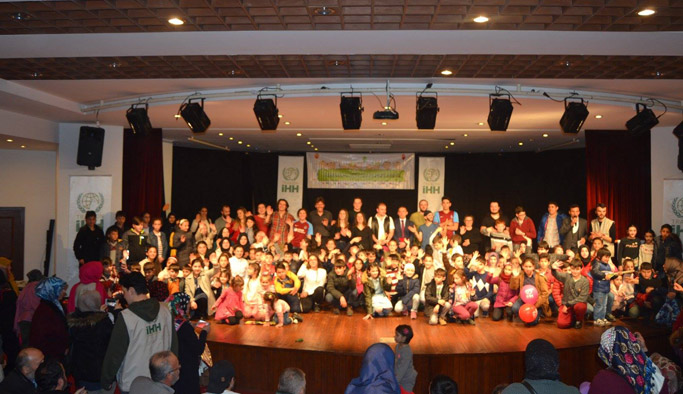 Trabzon'da yetimler için sahneye çıktılar