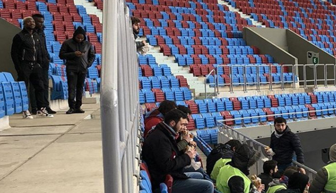 Onazi taraftarların yanına gitti