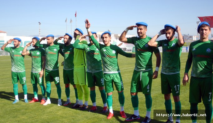 Askere destek için komando beresiyle maça çıktılar