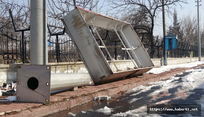 Dev reklam panosu çocuğun üstüne düştü! - Konya haberleri