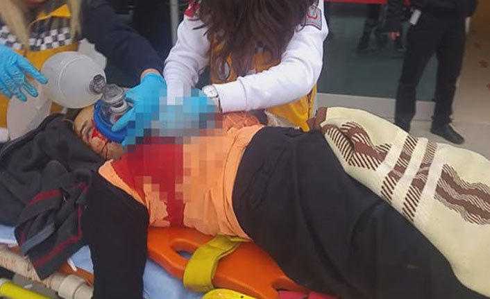 Yaralı halde, yoldan geçen polislerden yardım istedi