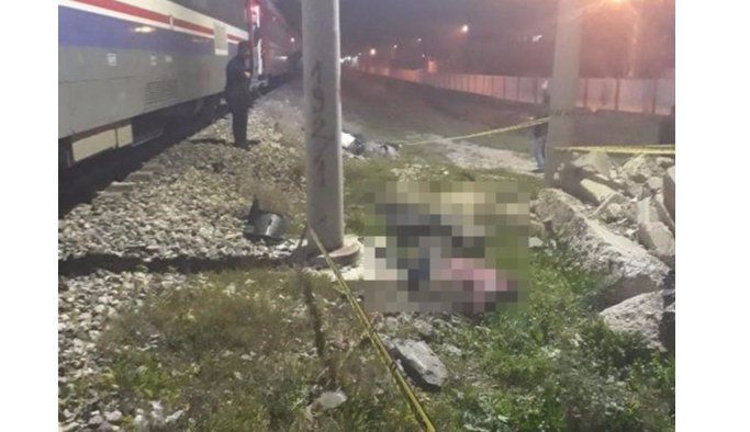 Yolcu treni motosikletli gençlere çarptı: 2 ölü 