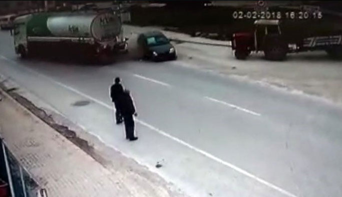 Önce tankere sonra traktöre çarptı: İşte kaza anı