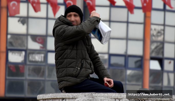 Gergin anlar: İşsiz adam kendini yakmaya çalıştı