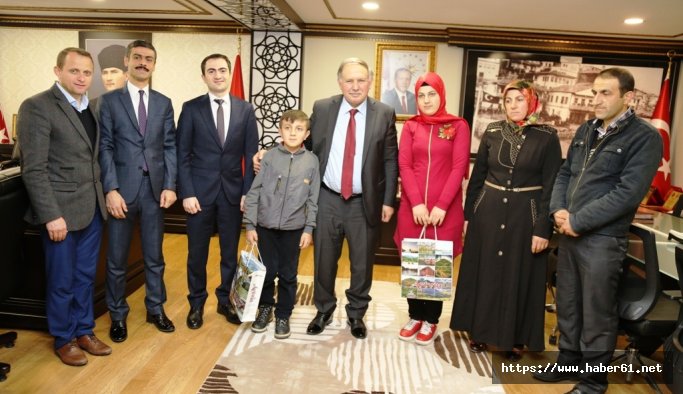 Görme engelli kardeşlere teleskobik gözlük