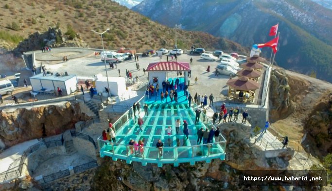 Torul Kalesi Cam Seyir Terasına ziyaretçi akını
